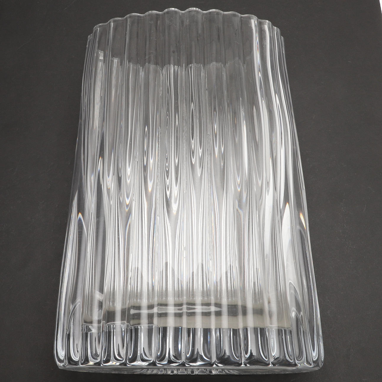 A LARGE 'JUNO' OVAL GLASS VASE.