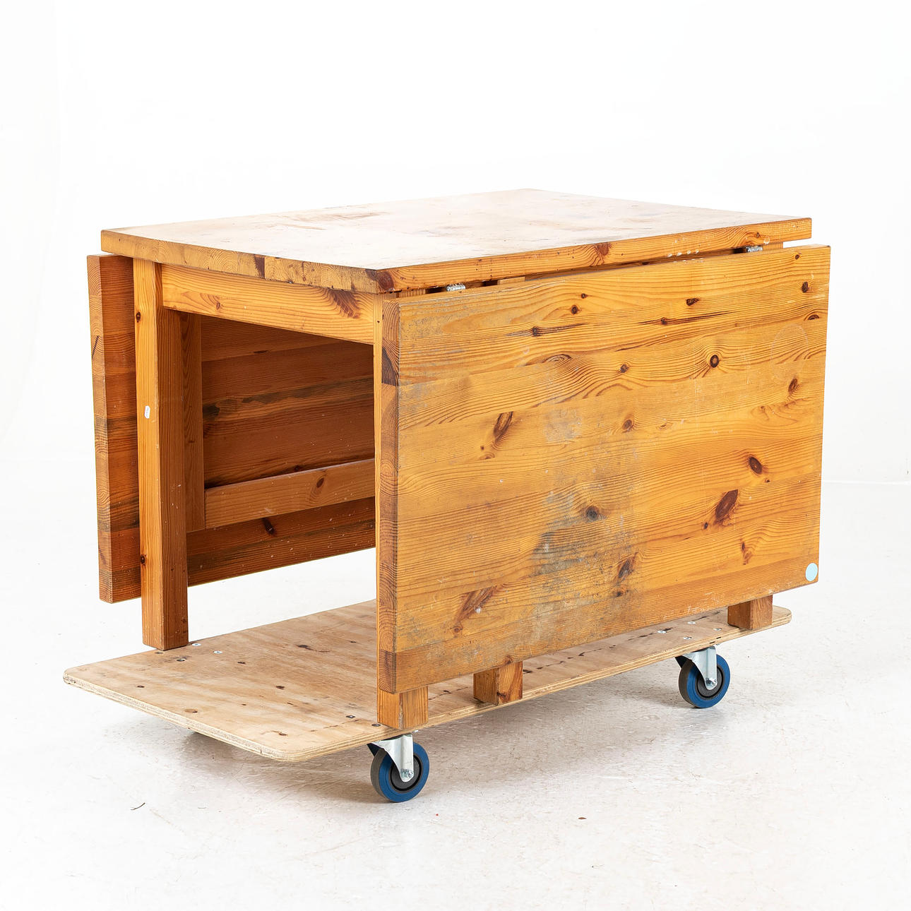 TABLE, so-called drop-leaf table, solid pine, late 20th century.