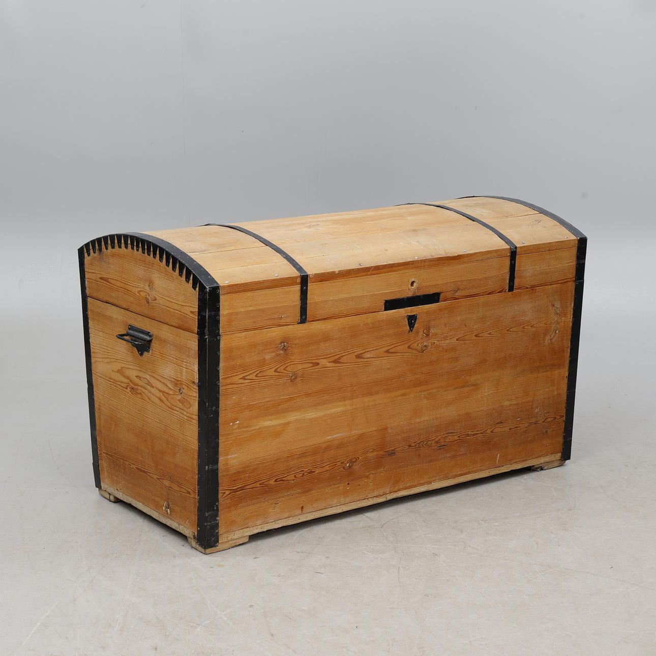 CHEST 19th/20th century.