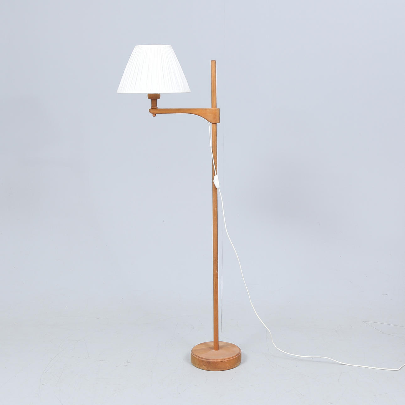 FLOOR LAMP, pine, 20th century.