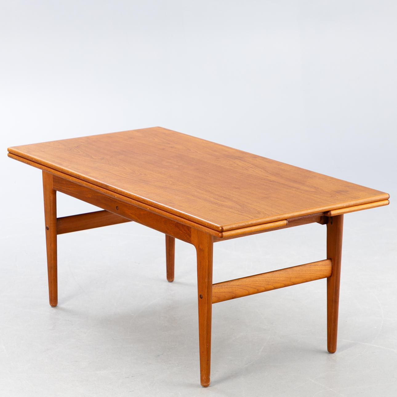 KAI KRISTIANSEN. VM Møbler. Teak 'Elevator' table, extendable and height-adjustable. Denmark, 1960s.