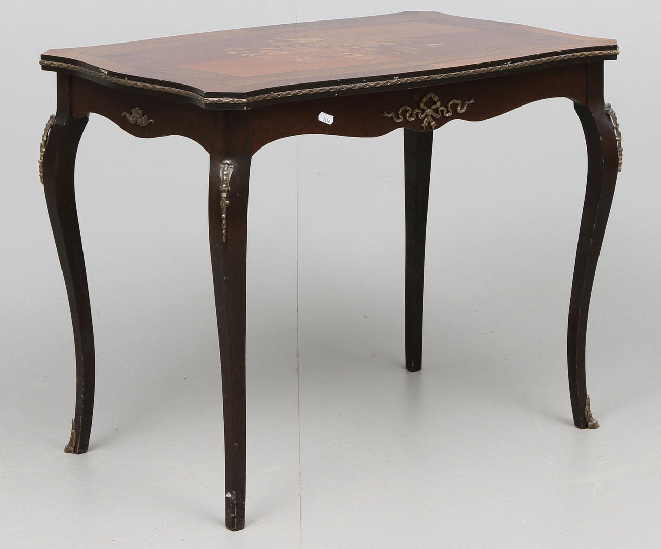 SALONGSBORD, Gustavianska stilmöbler i Onslunda, 1900 tal.