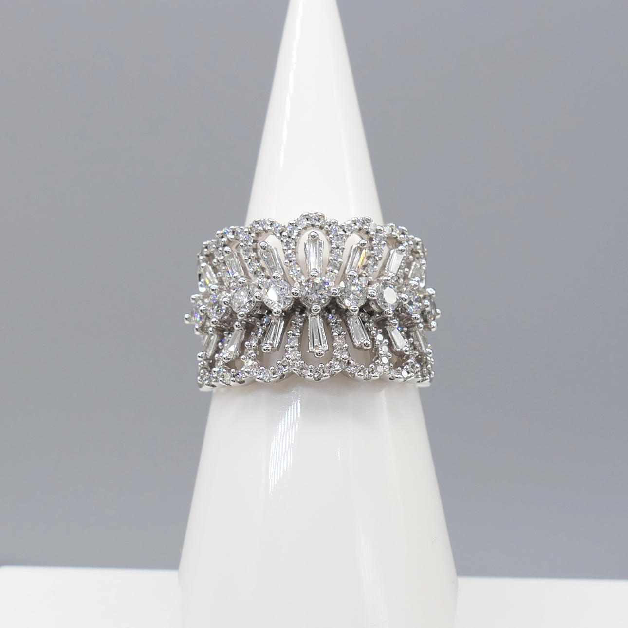ORNATE 1.00CT DIAMOND ring.