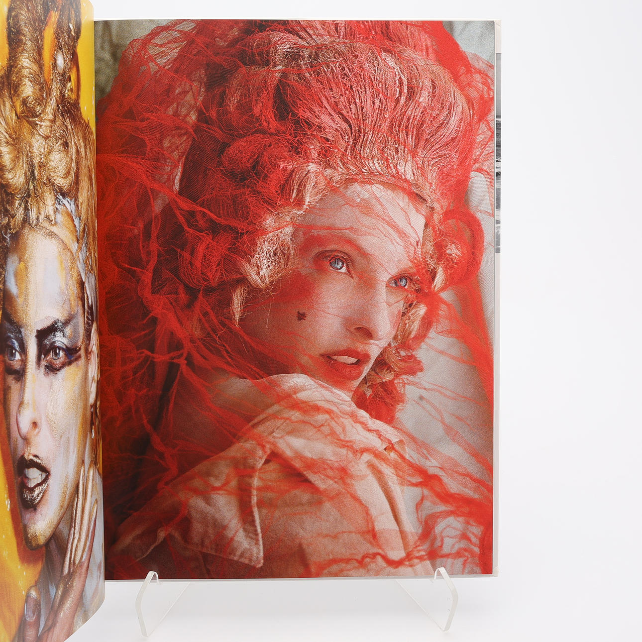 PHOTOGRAPHY. THE PERUVIAN FASHION PHOTOGRAPHER MARIO TESTINO IN