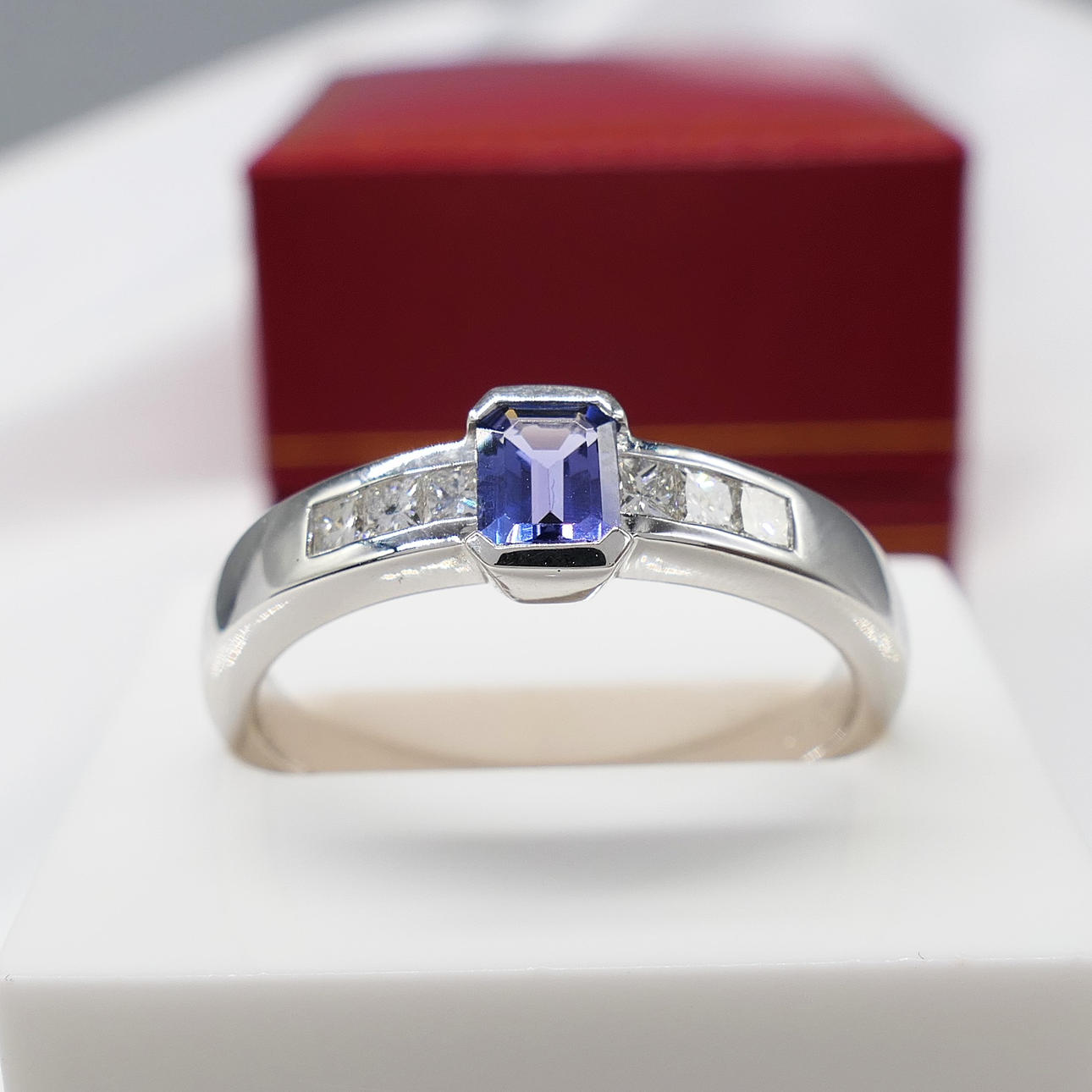 TANZANITE & DIAMOND dress ring.
