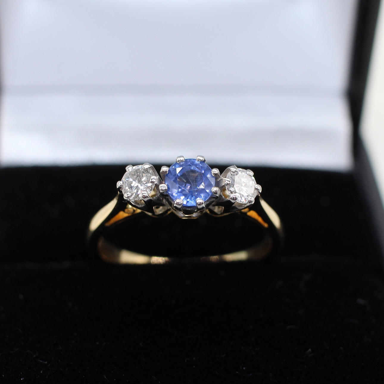 VINTAGE SAPPHIRE & DIAMOND RING.