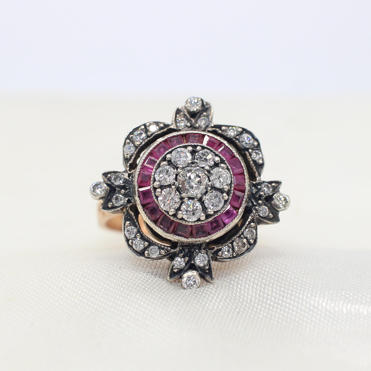 DIAMOND & RUBY VICTORIAN STYLE RING.
