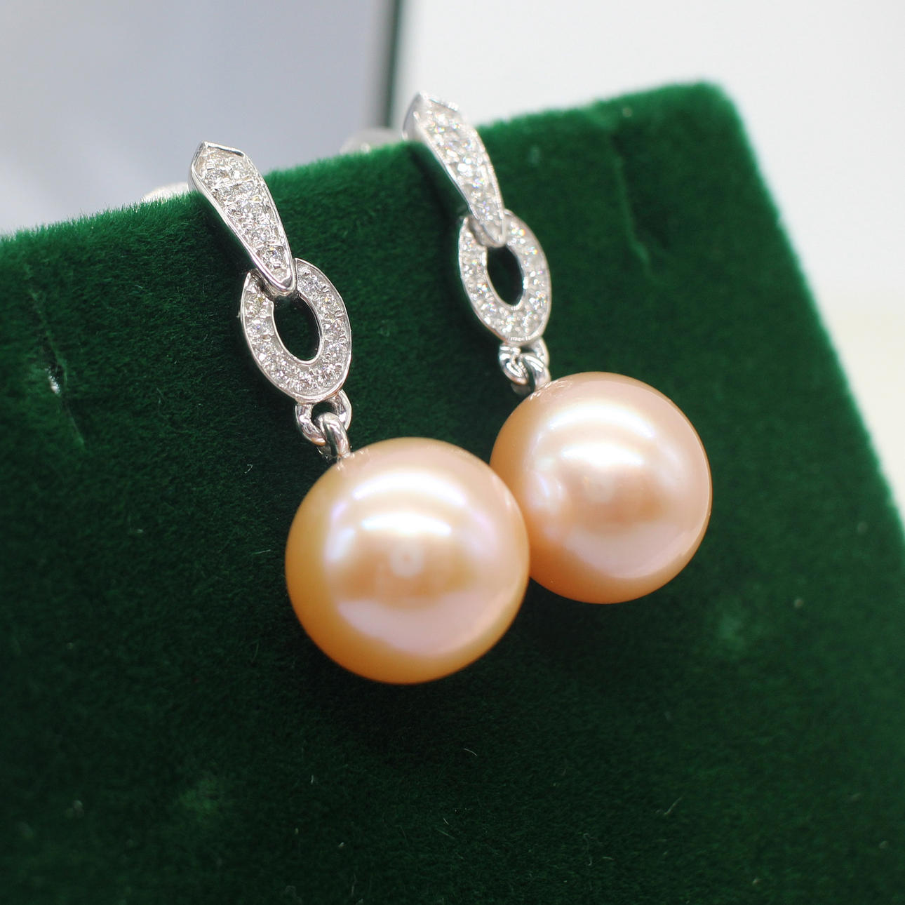 PINK PEARL & DIAMOND DROP EARRINGS.