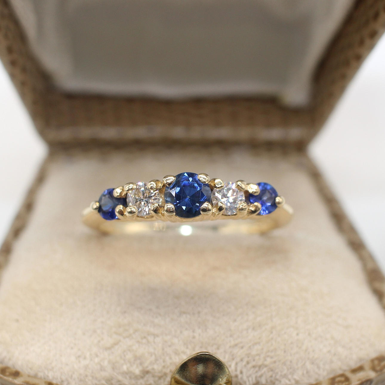 DIAMOND & SAPPHIRE GRADUATED RING.