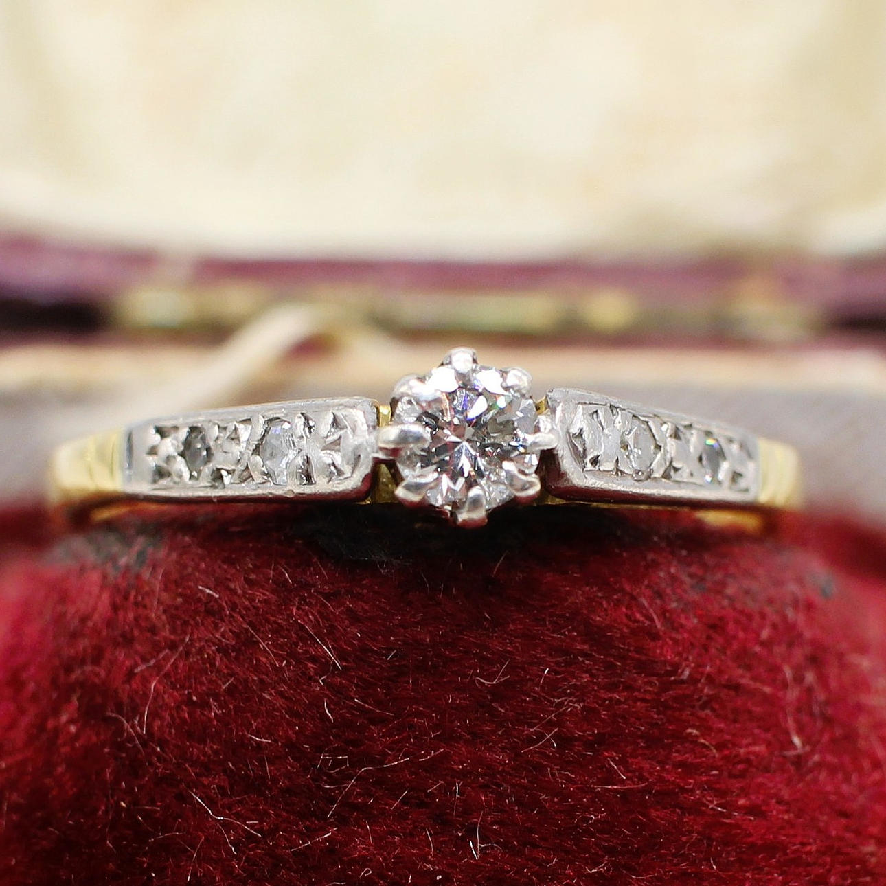VINTAGE DIAMOND SOLITAIRE RING.