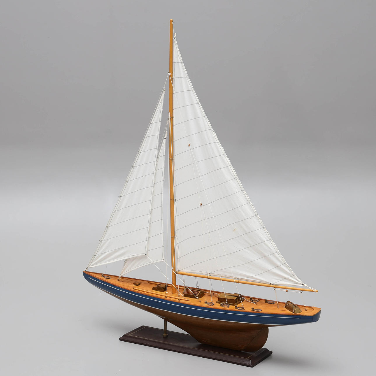 SEGELBÅTSMODELL, trä & textil, höjd 114 cm cm.