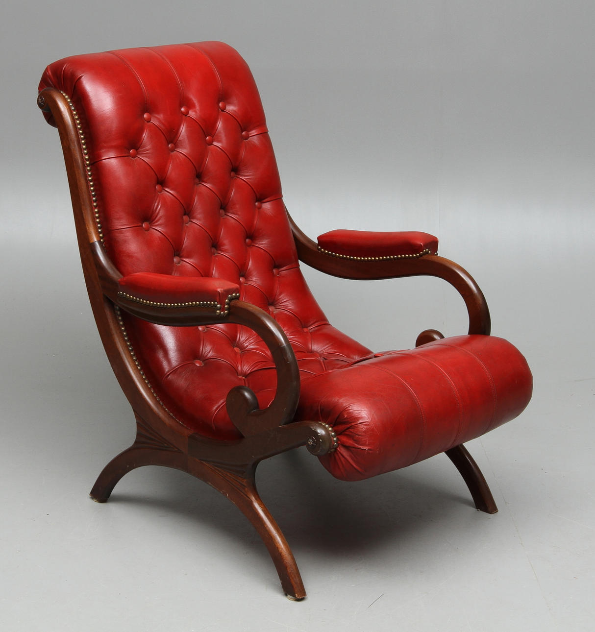 FÅTÖLJ, rött skinn, 1900-tal.