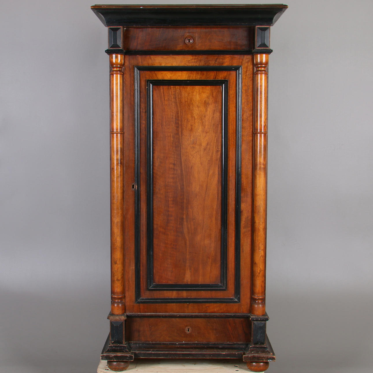 LINNESKÅP, nyrenässans, 1800-talets andra hälft.