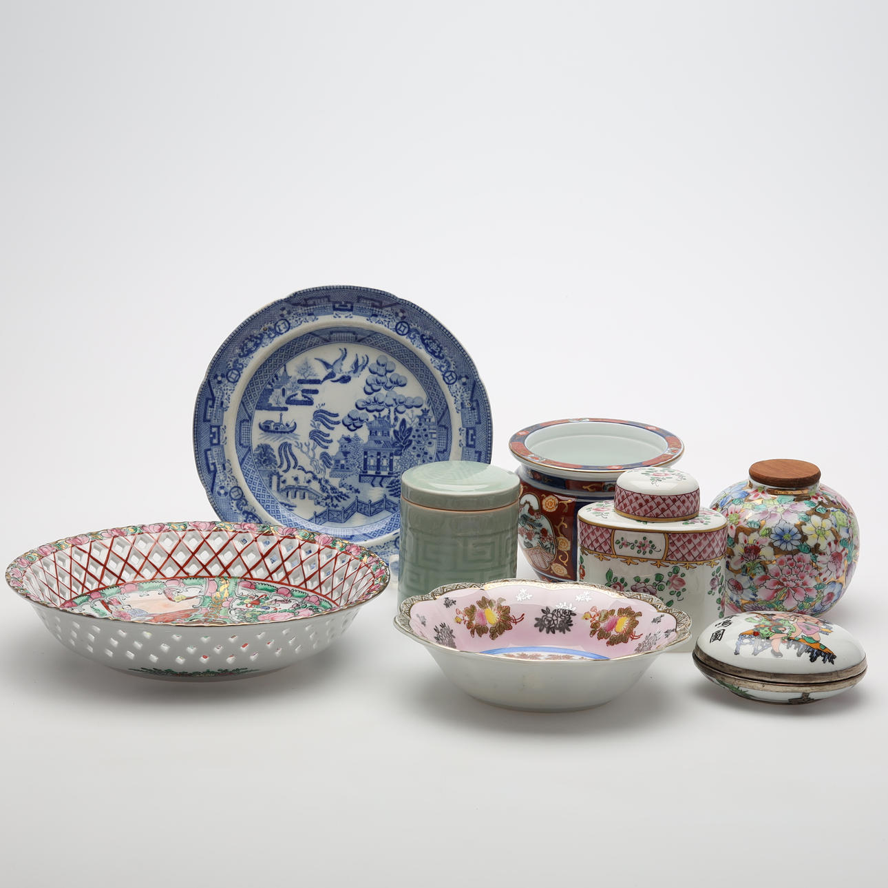 PORCELAIN OBJECTS, Oriental, 8 pieces.