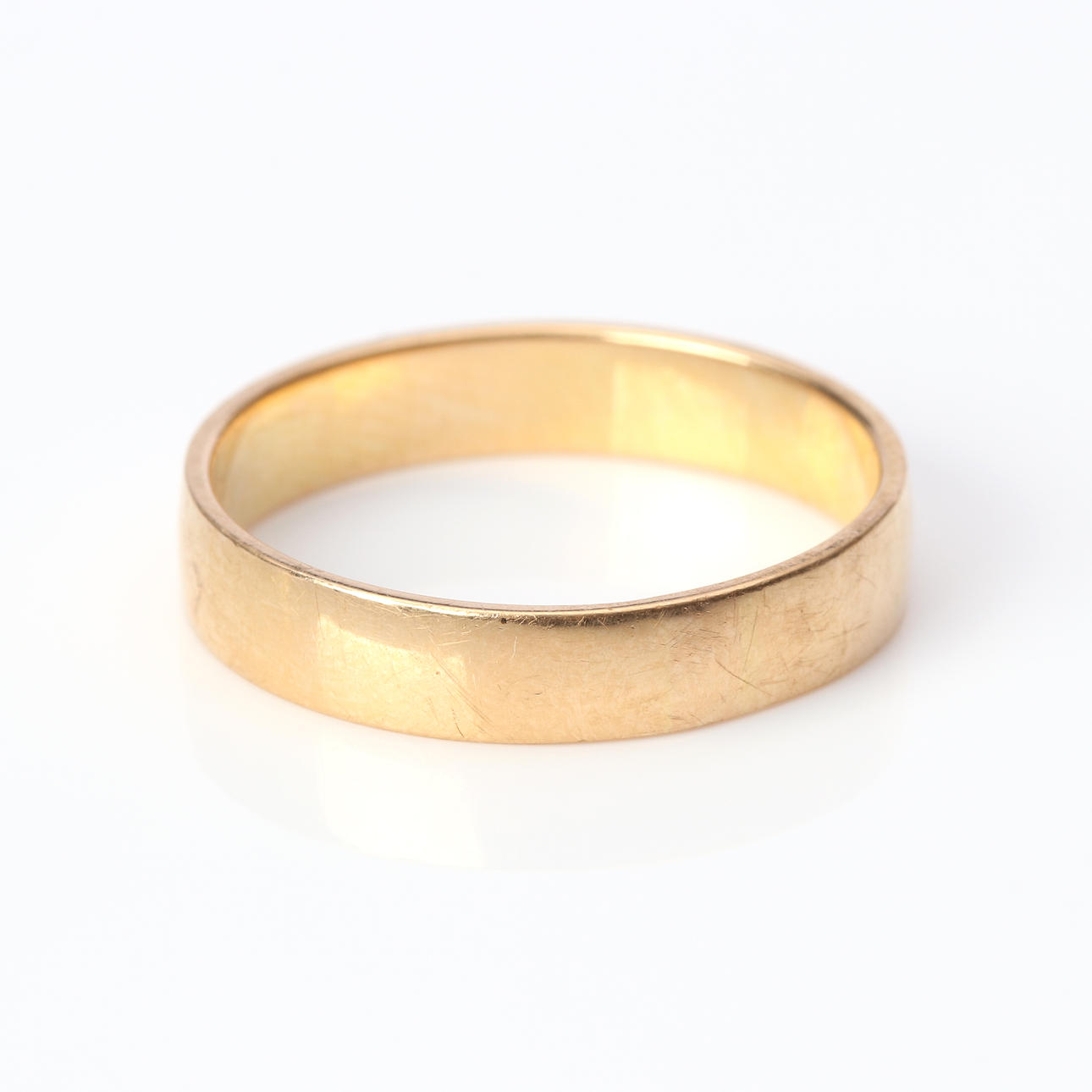 SLÄT GULDRING. 18k guld, vikt ca 5,2 gram.
