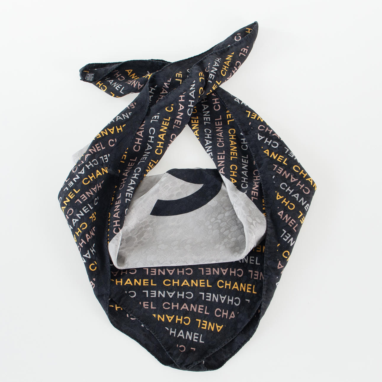 CHANEL. Scarf, silke.