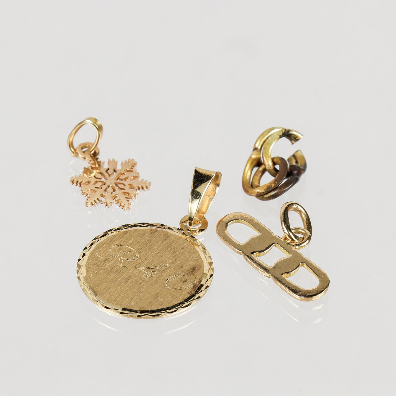 HÄNGEN 3 stycken samt länkbit, 18k guld.