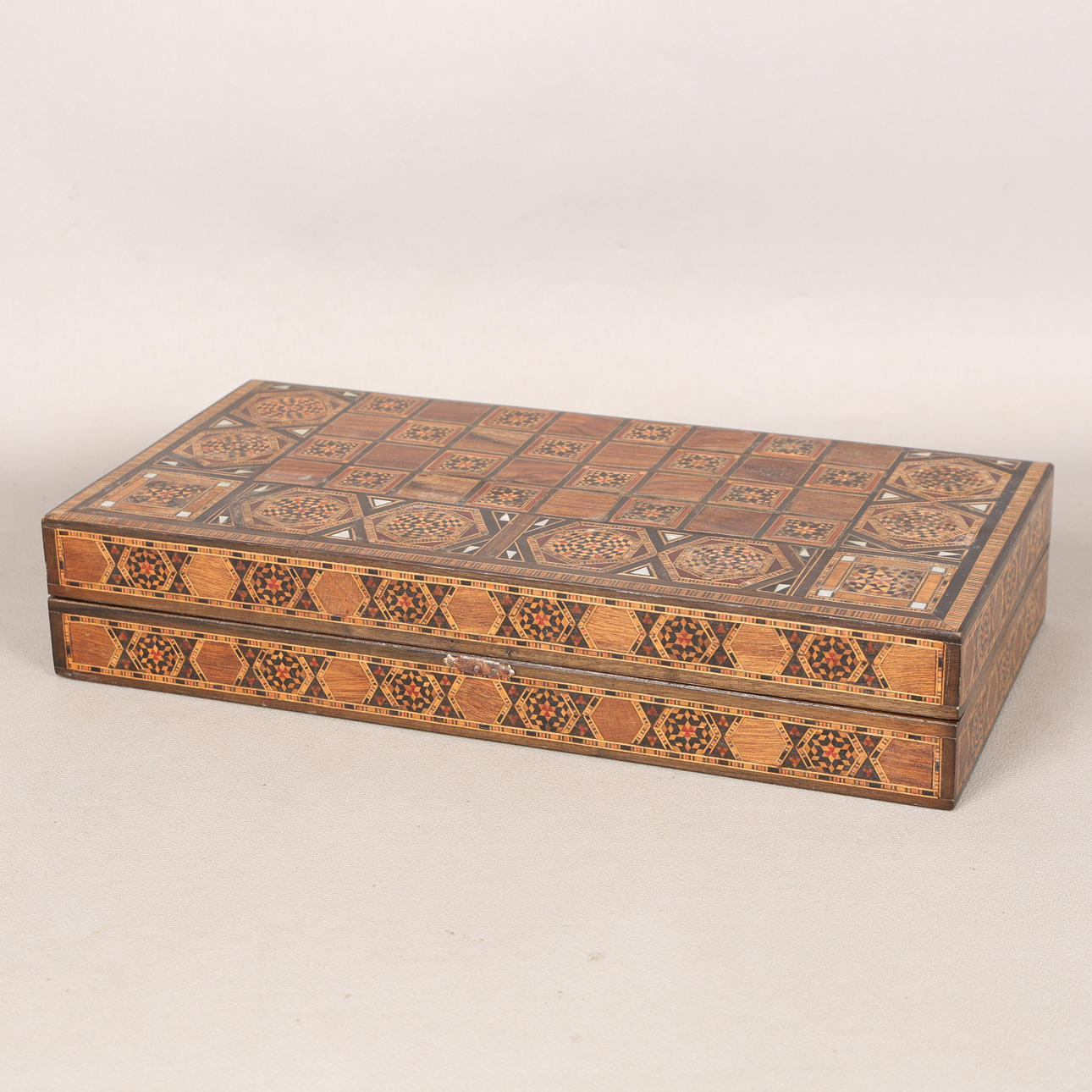 A DAMASCUS PARQUETRY INLAID BACKGAMMON BOX.