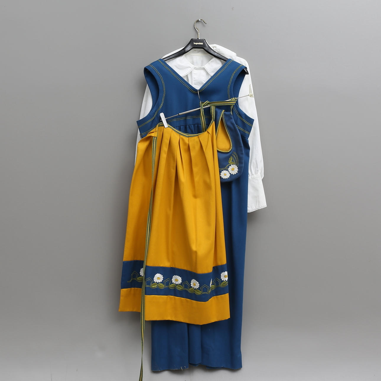 FOLKDRÄKT, Sverigedräkten, blus, klänning, förkläde, skärp, huvudbonad, väska samt dräktsmycken i silver.