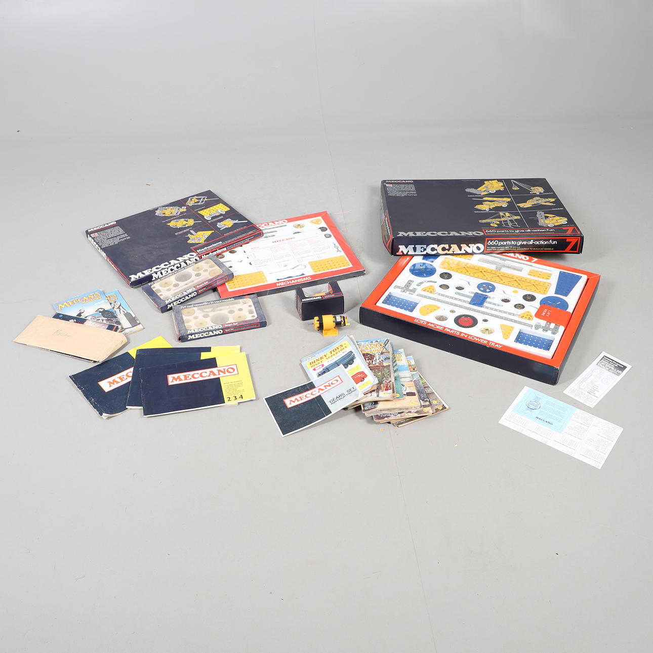 ASSORTED MECCANO AND INSTRUCTION BOOKLETS.