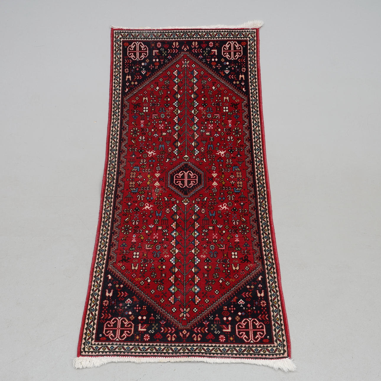 ORIENTAL RUG. Approx. 153 x 69 cm.