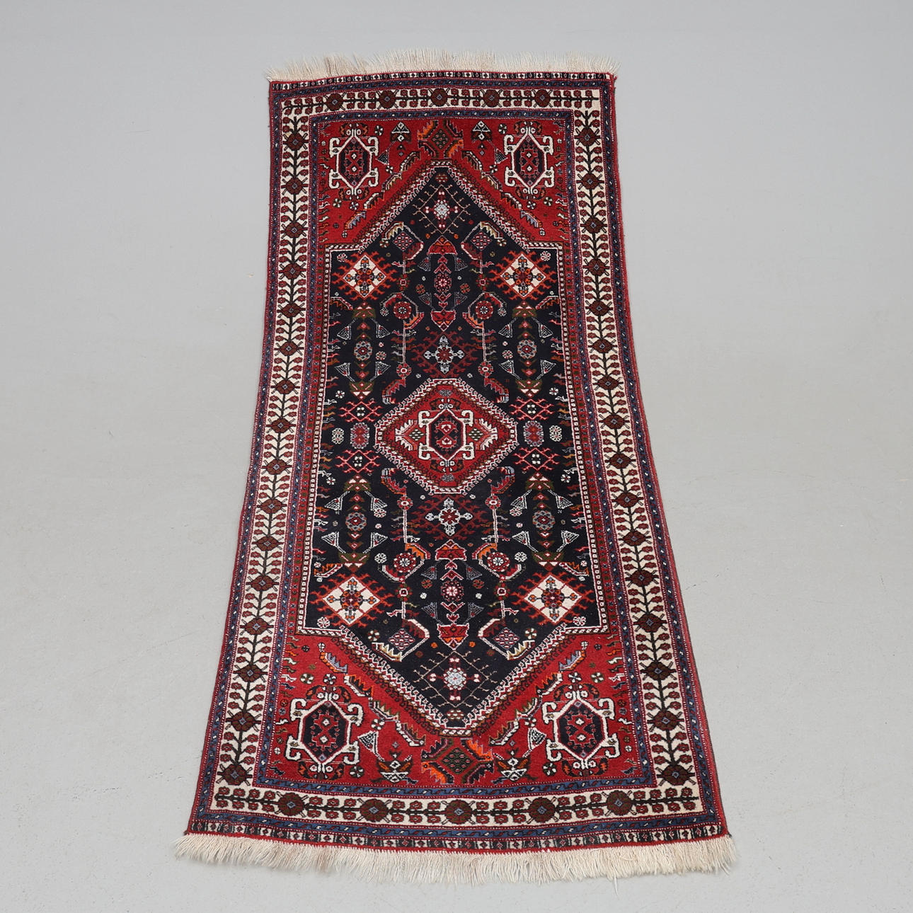 ORIENTAL RUG. Approx. 194 x 81 cm.