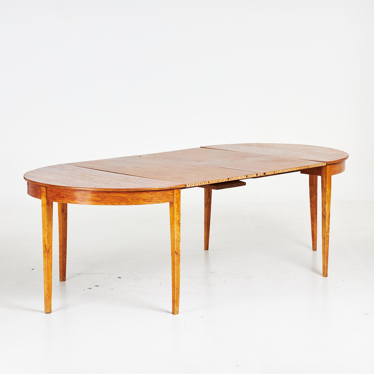 DINING TABLE, 19th/20th century, oak, with two extension leaves.
