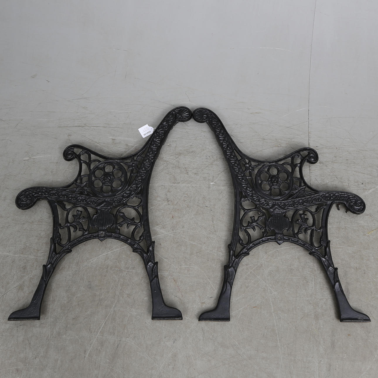 GJUTJÄRNSGAVLAR, ett par, 1900-tal.