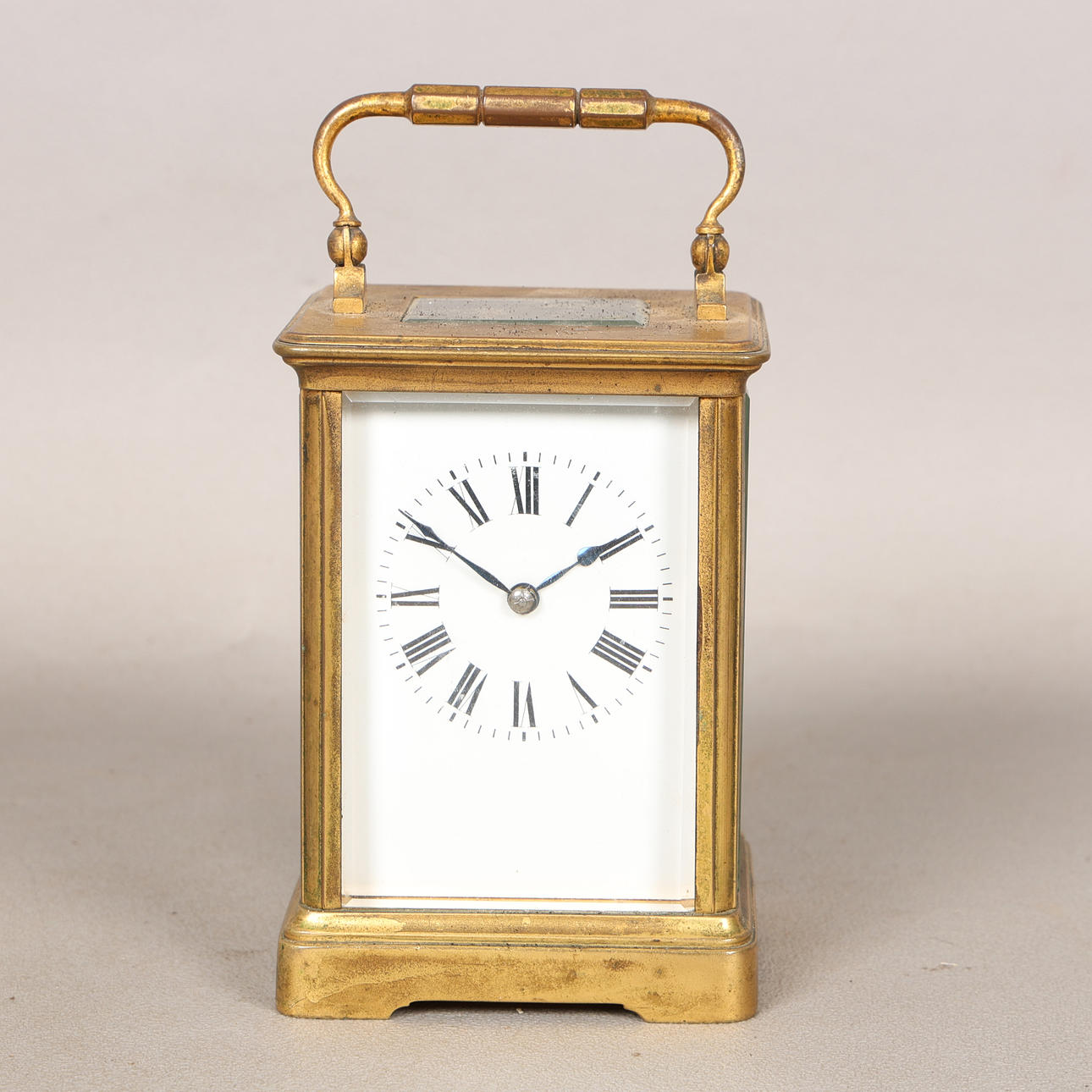 A LATE 19TH CENTURY BRASS CARRIAGE CLOCK.