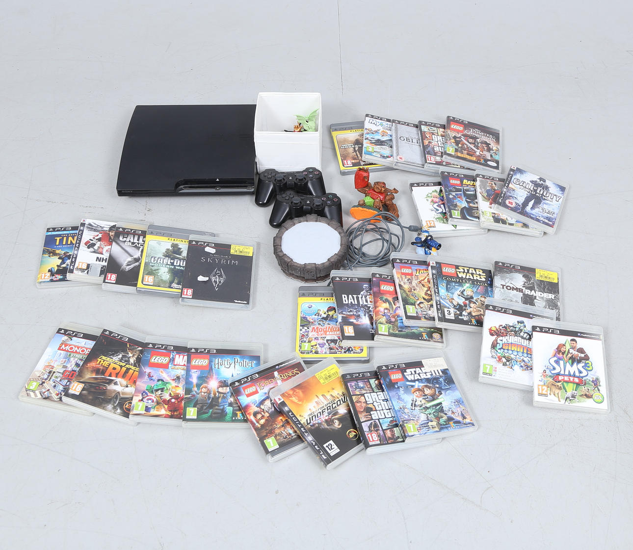 PLAYSTATION 3, 2 controllers with accessories.