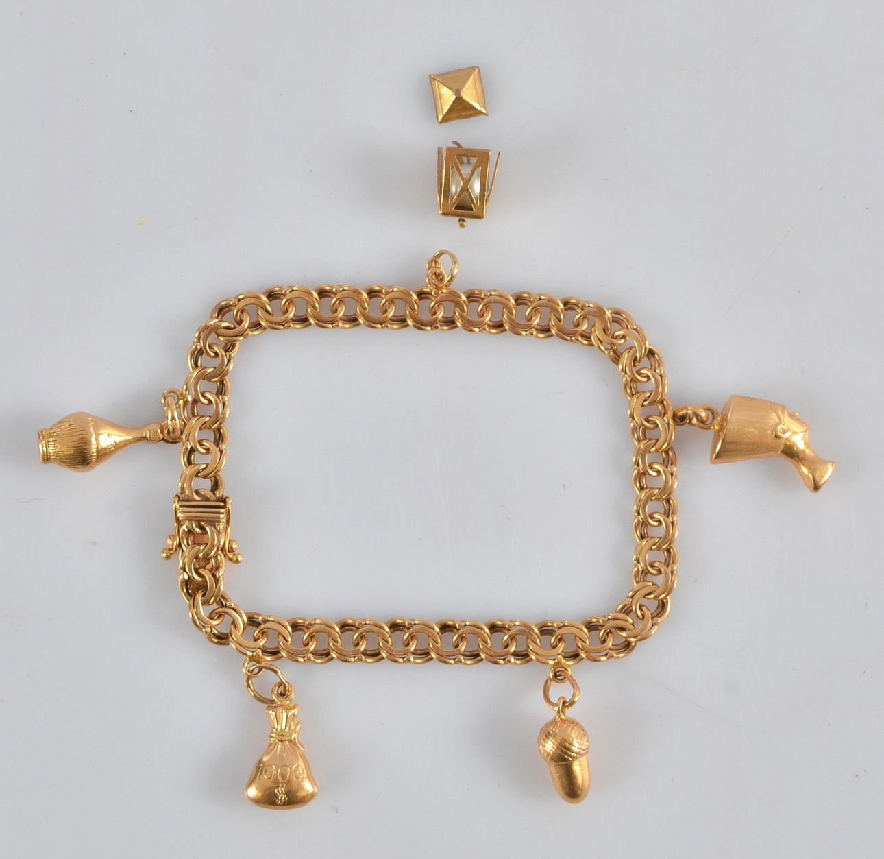 ARMBAND MED BERLOCKER, 18K guld, vikt 21,2 gram.