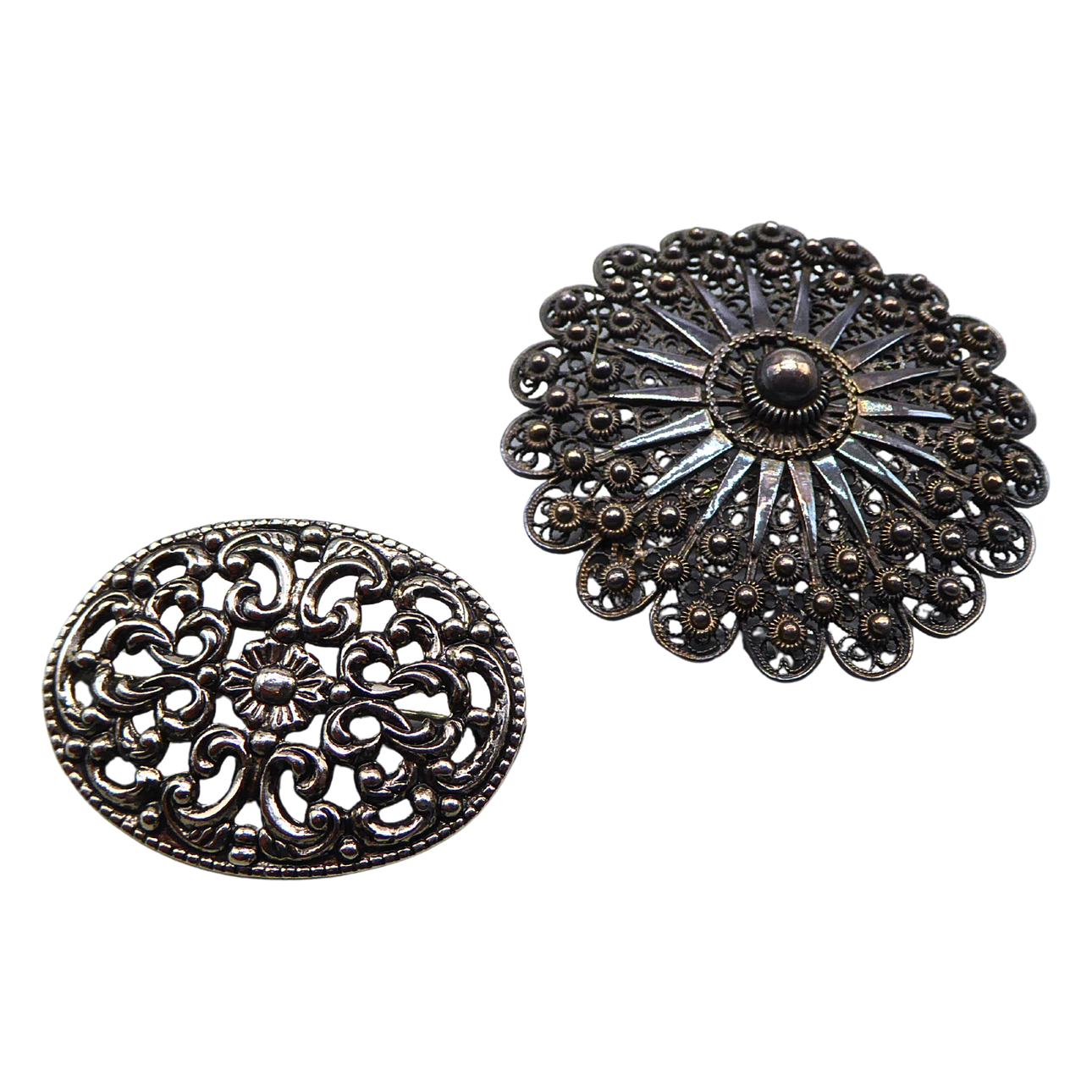 BROOCH SET IN METAL.