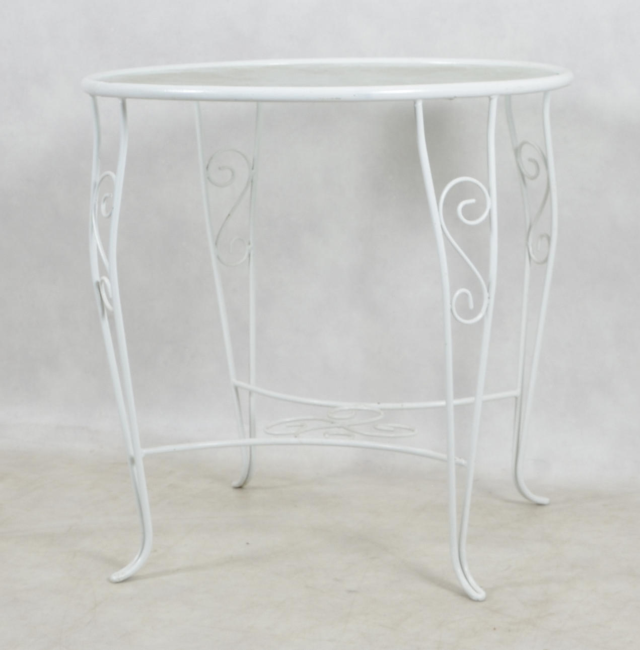 TRÄDGÅRDSBORD, med vitmålad smidesställning.