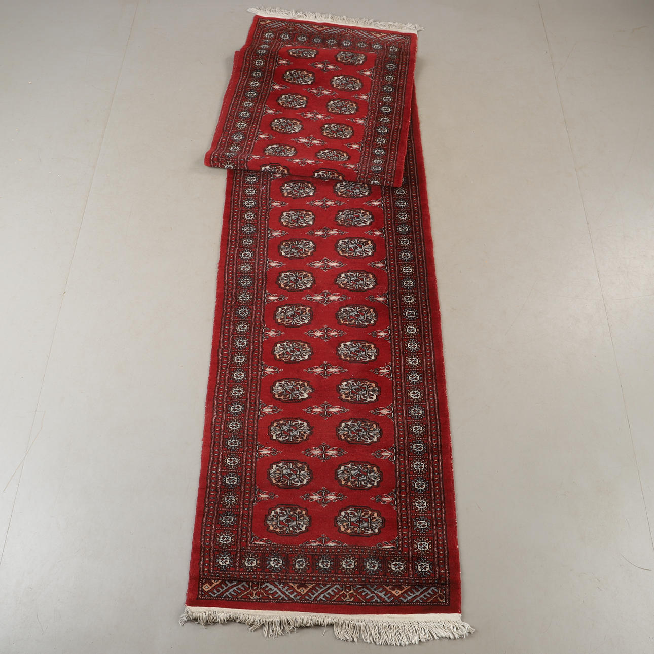 CARPET, oriental, gallery, 425 x 82 cm.