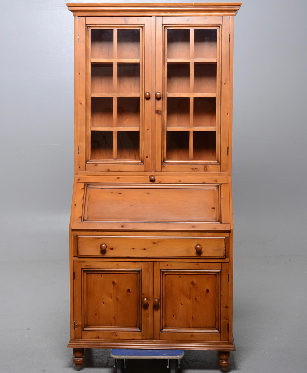 SKRIVSKÅP, med vitrinöverdel.