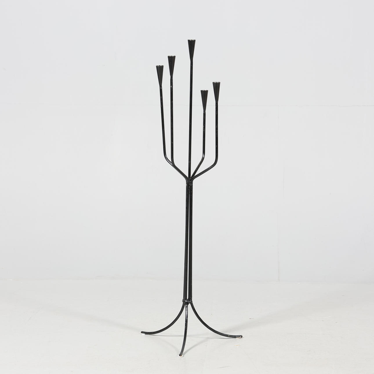FLOOR CANDLESTICK, 5-armed, painted metal.