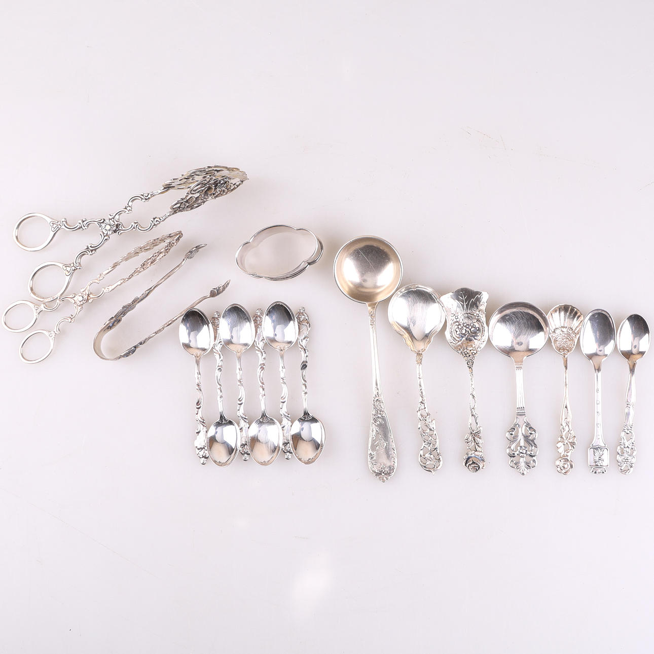SILVERFÖREMÅL, skedar, tänger m.m, totalvikt ca 296 gram.