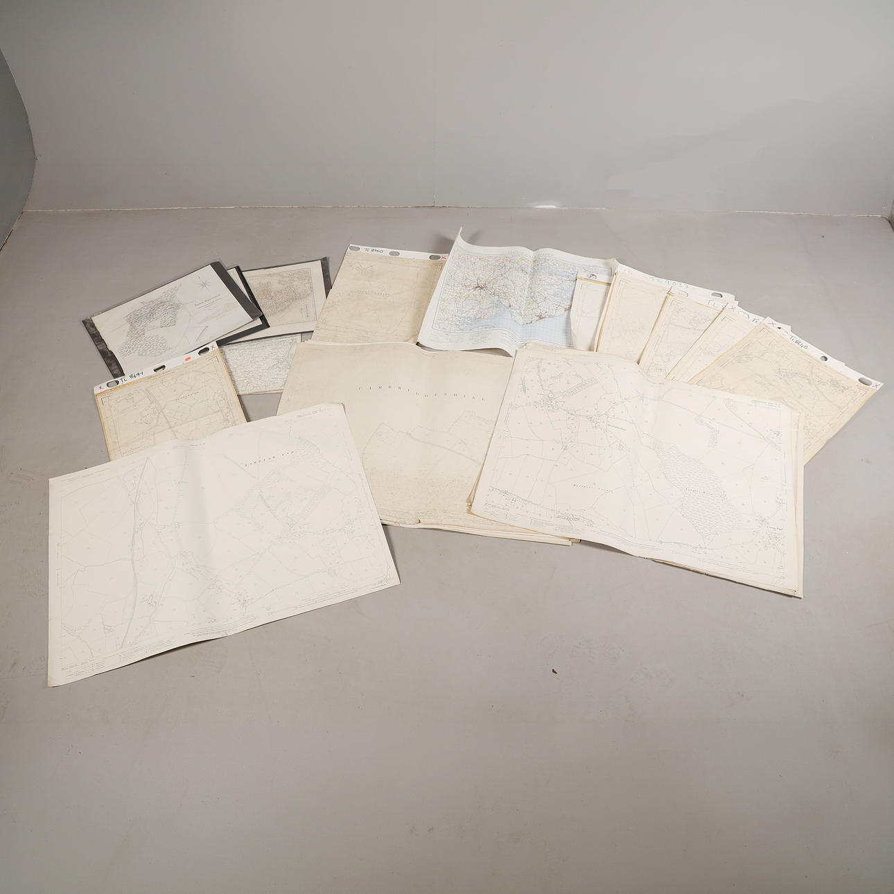 A COLLECTION OF MAPS & PLANS (QTY).