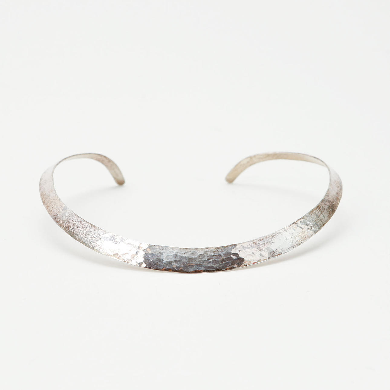 HALSRING, sterlingsilver, hamrad yta, 1900-talets andra hälft.