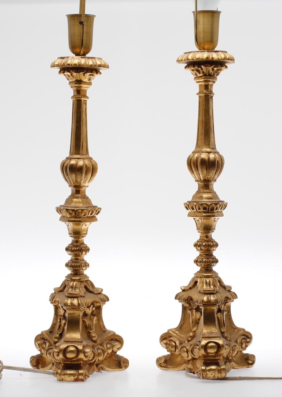 BORDSLAMPOR, ett par, barockstil, trä, 1900-tal.