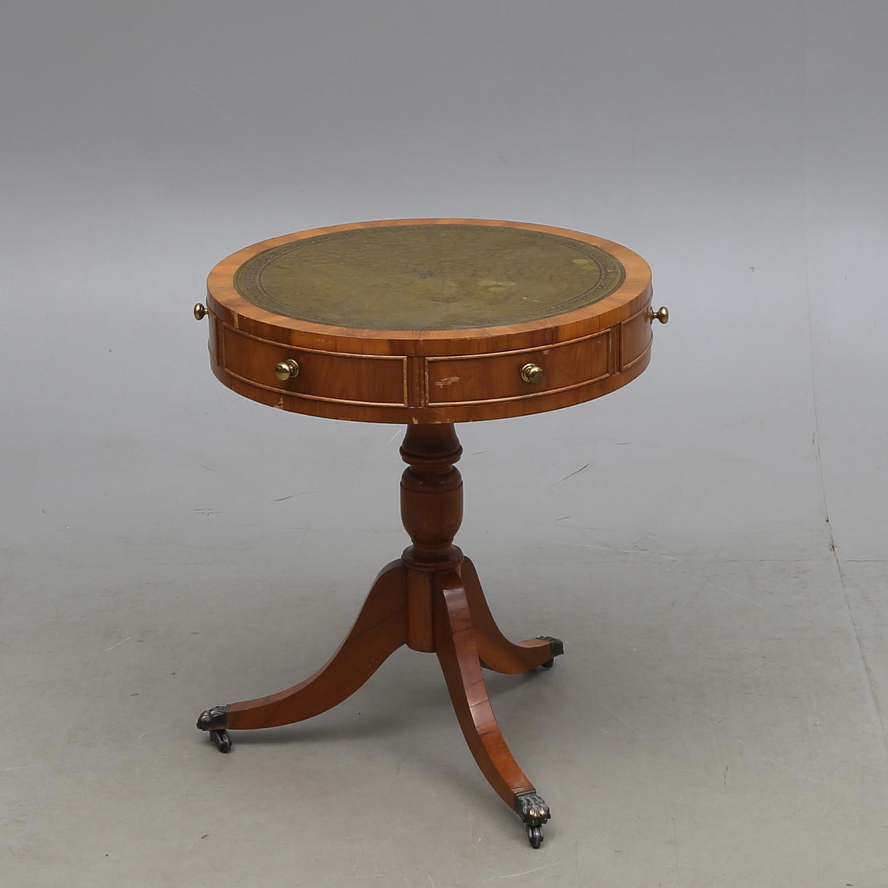 KARUSELLBORD, 3 lådor i sargen, engelsk stil, 1900-tal.