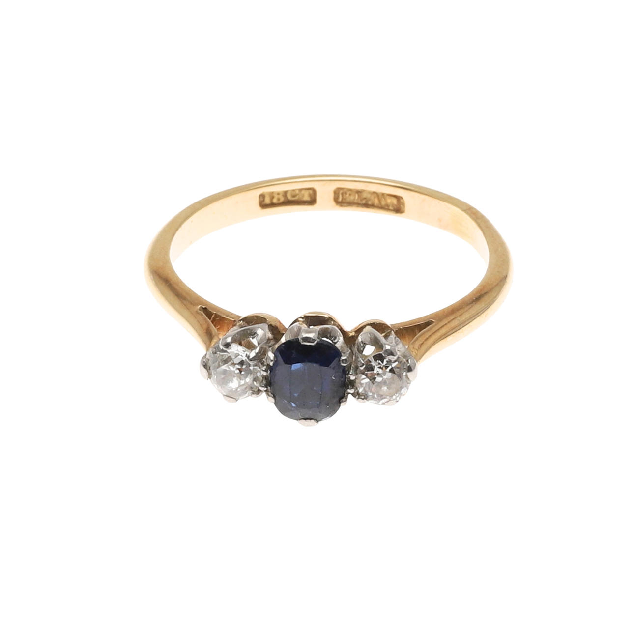 AN 18CT GOLD AND DIAMOND THREE STONE RING.