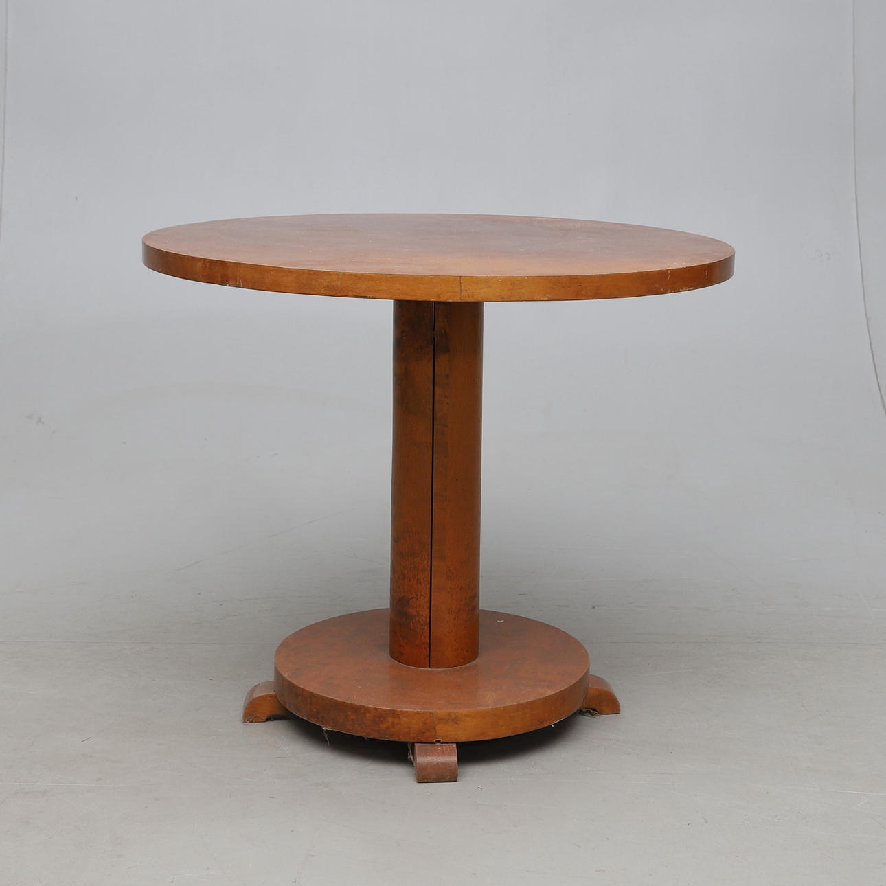 PEDESTAL TABLE, 1930s/40s.