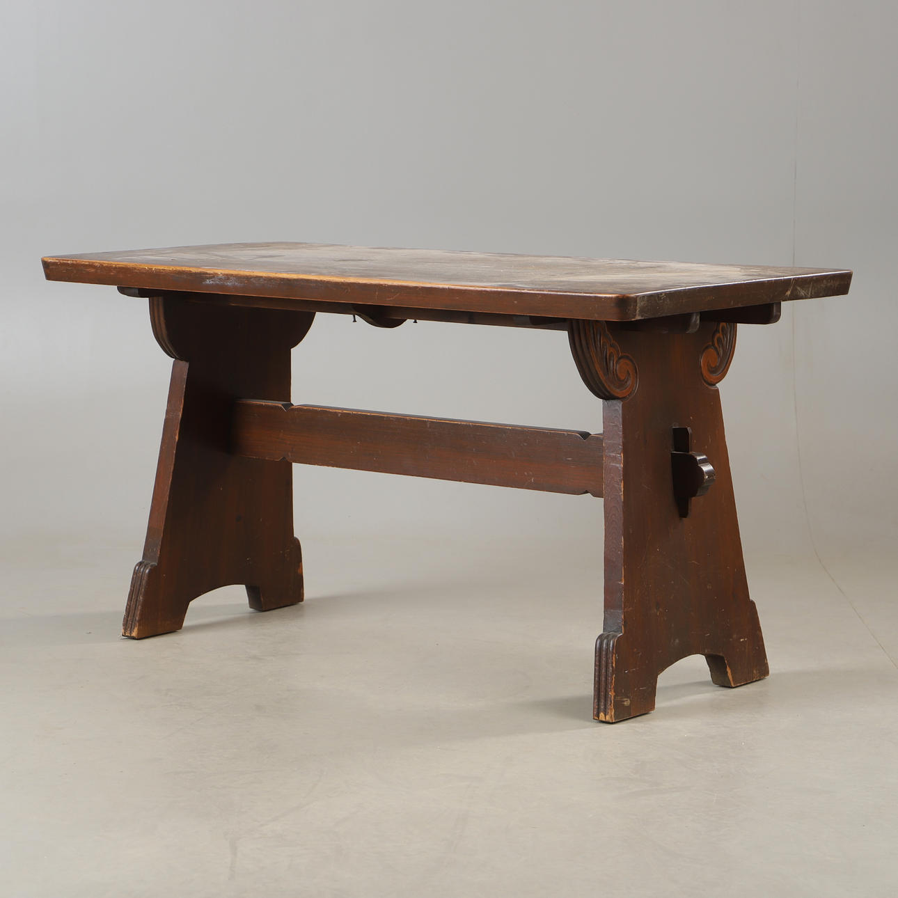 DINING TABLE, pine, mid-20th century.