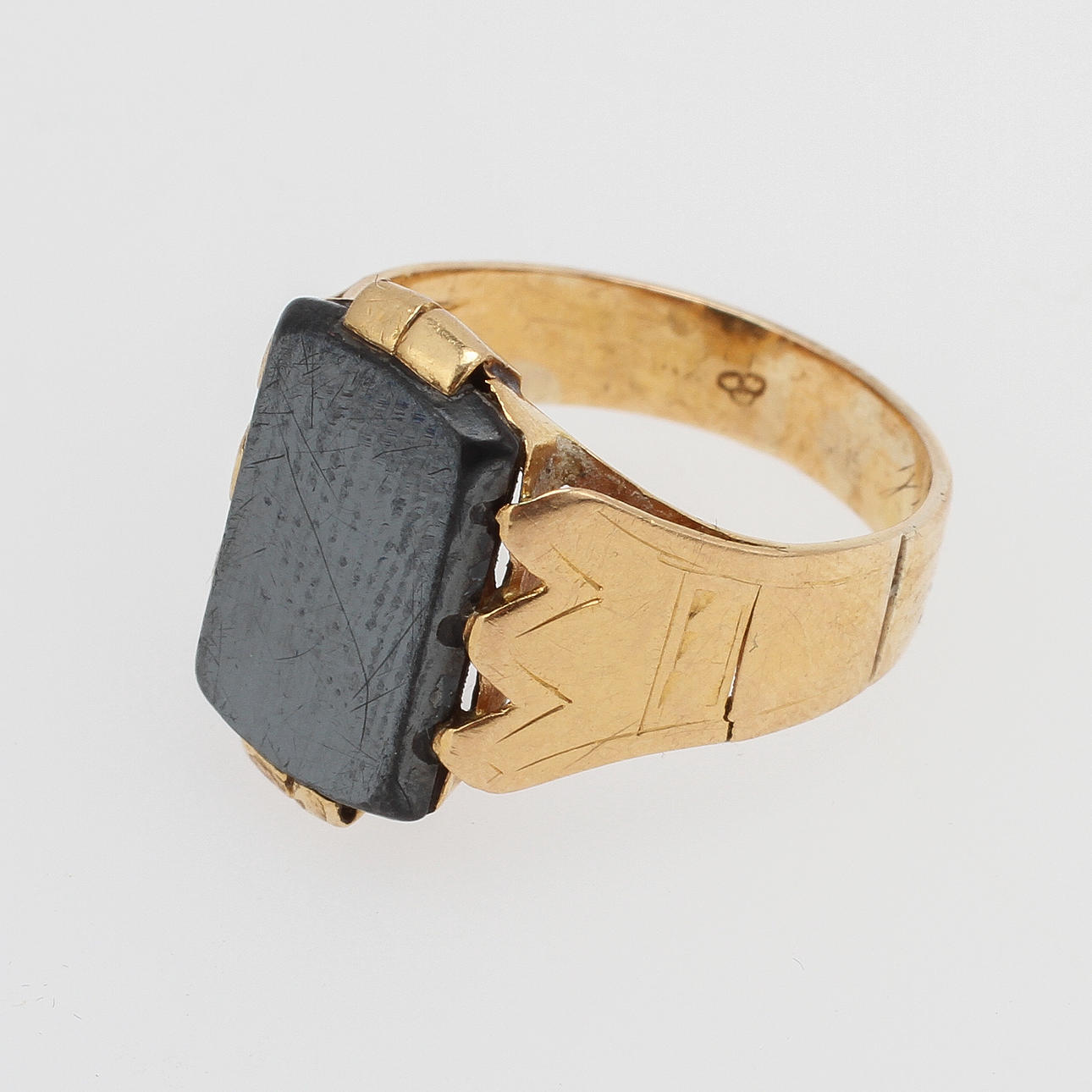 RING, 18k guld med svart sten, 4,8 gram.