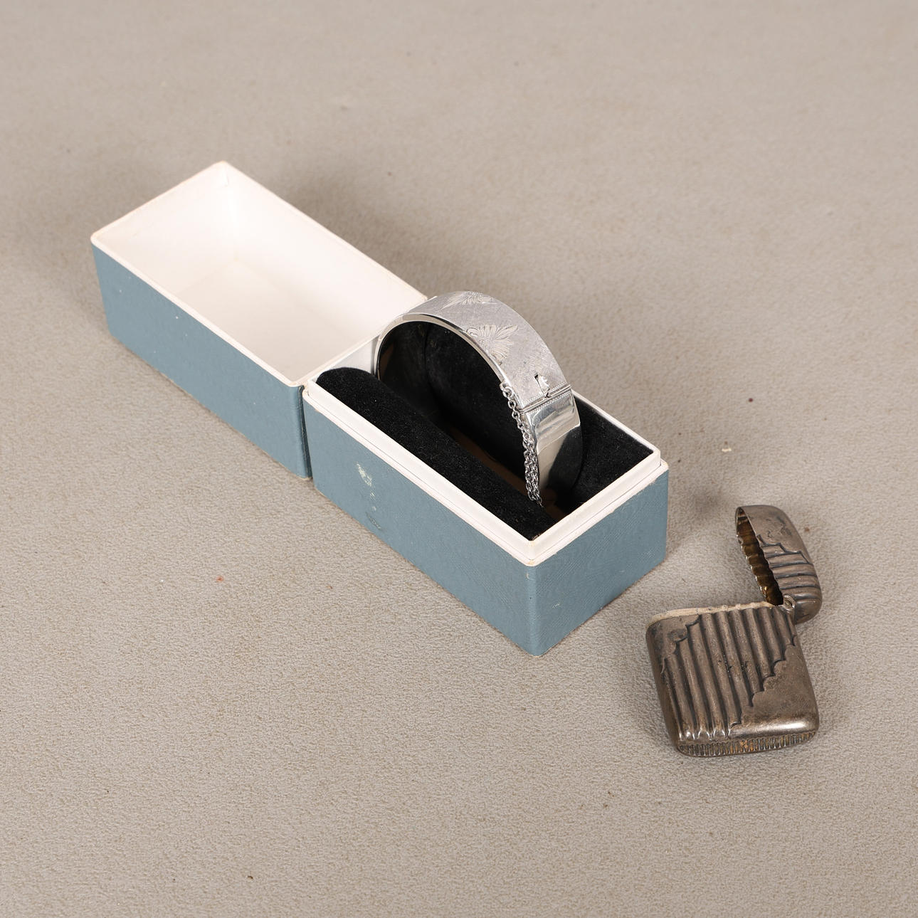 VICTORIAN SILVER VESTA CASE AND A SILVER BANGLE (2).