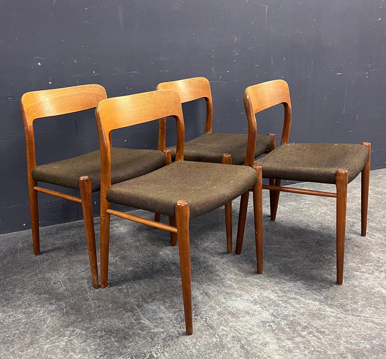 NIELS O. MØLLER. 4 chairs.