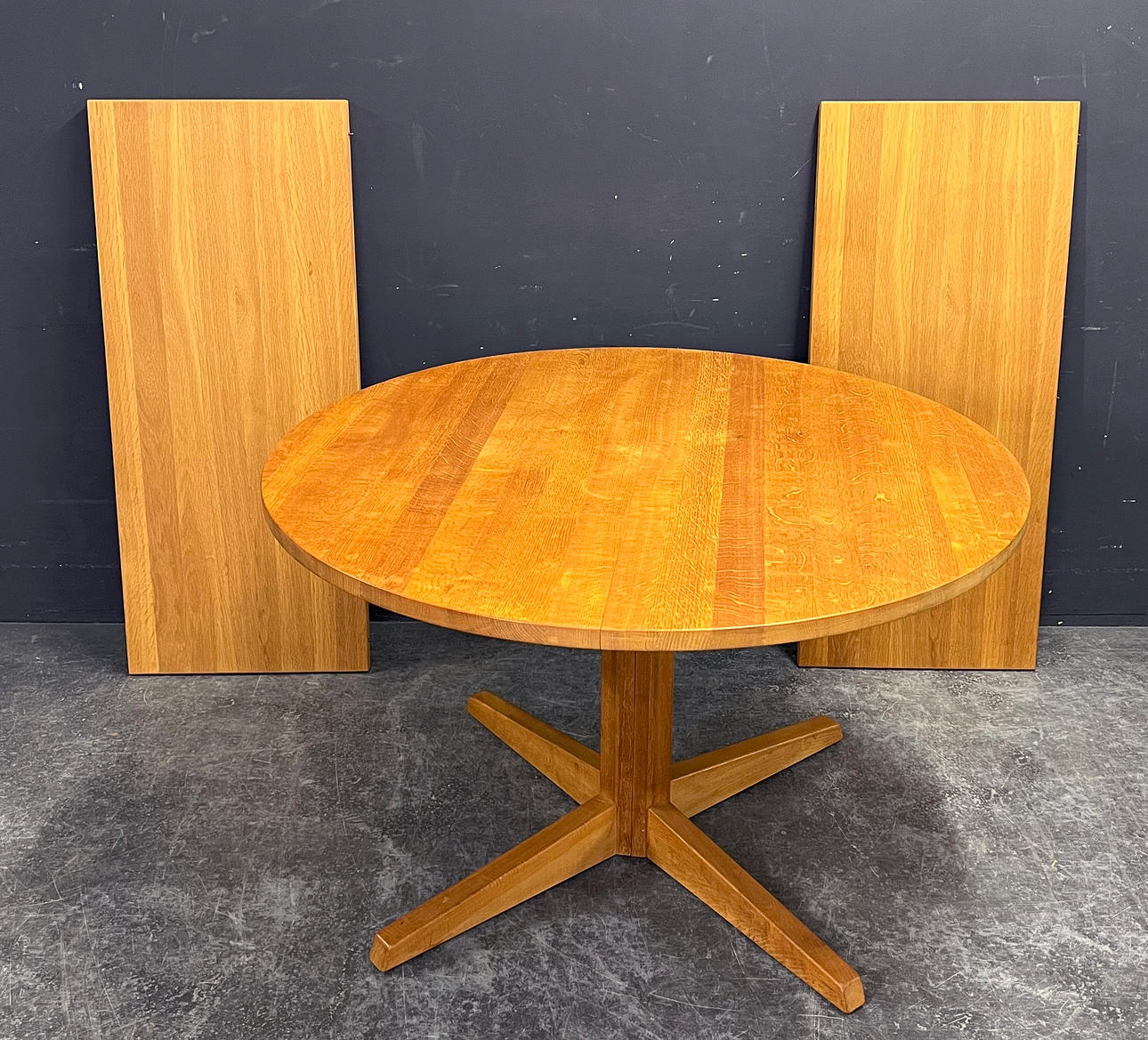 JUUL KRISTENSEN extendable dining table.