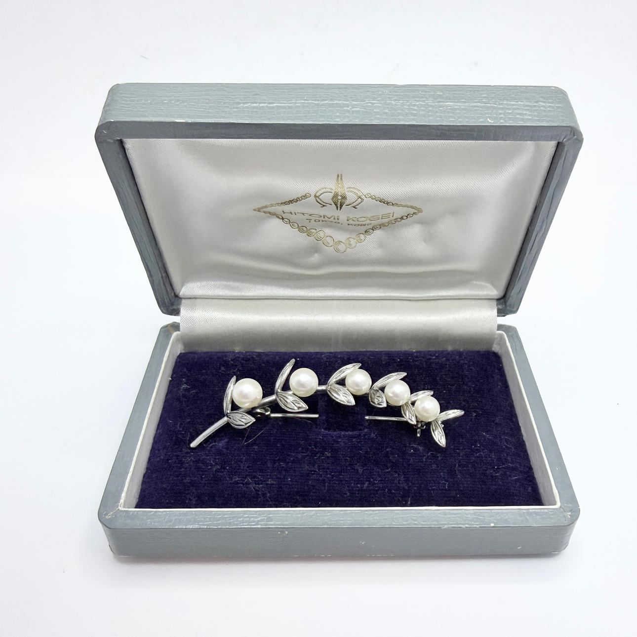 Pearl brooch. Japan. Silver.