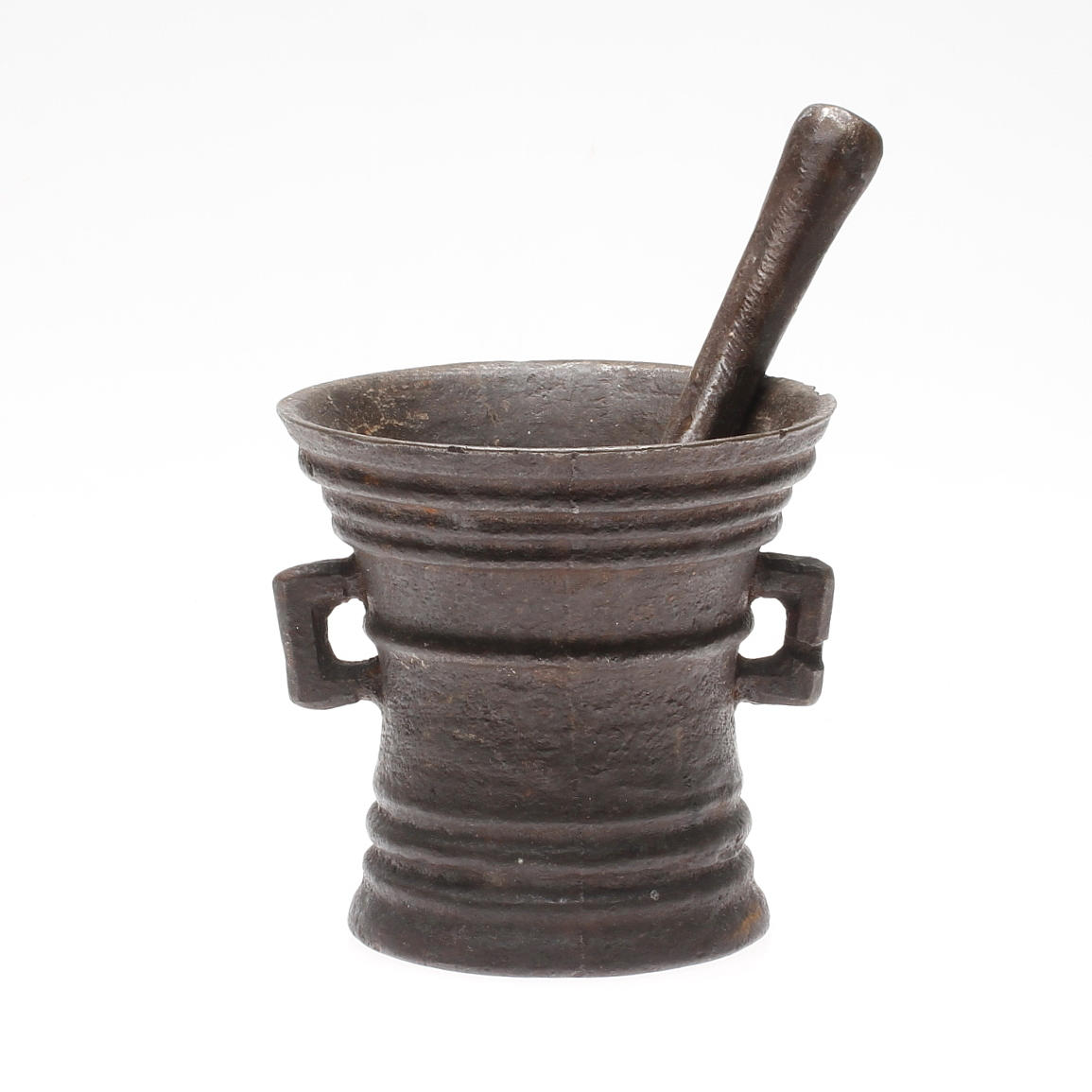 MORTERO con PUNTAL, hierro, siglo XIX.